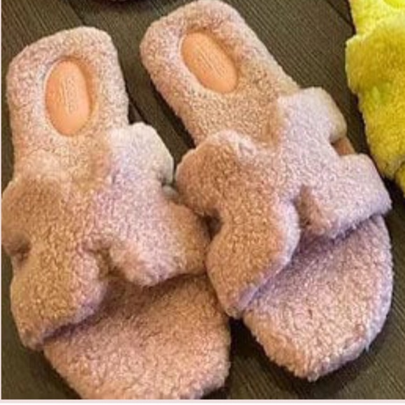 Fuzzy ‘H’ Slippers - Pink or White - Picture 1 of 1
